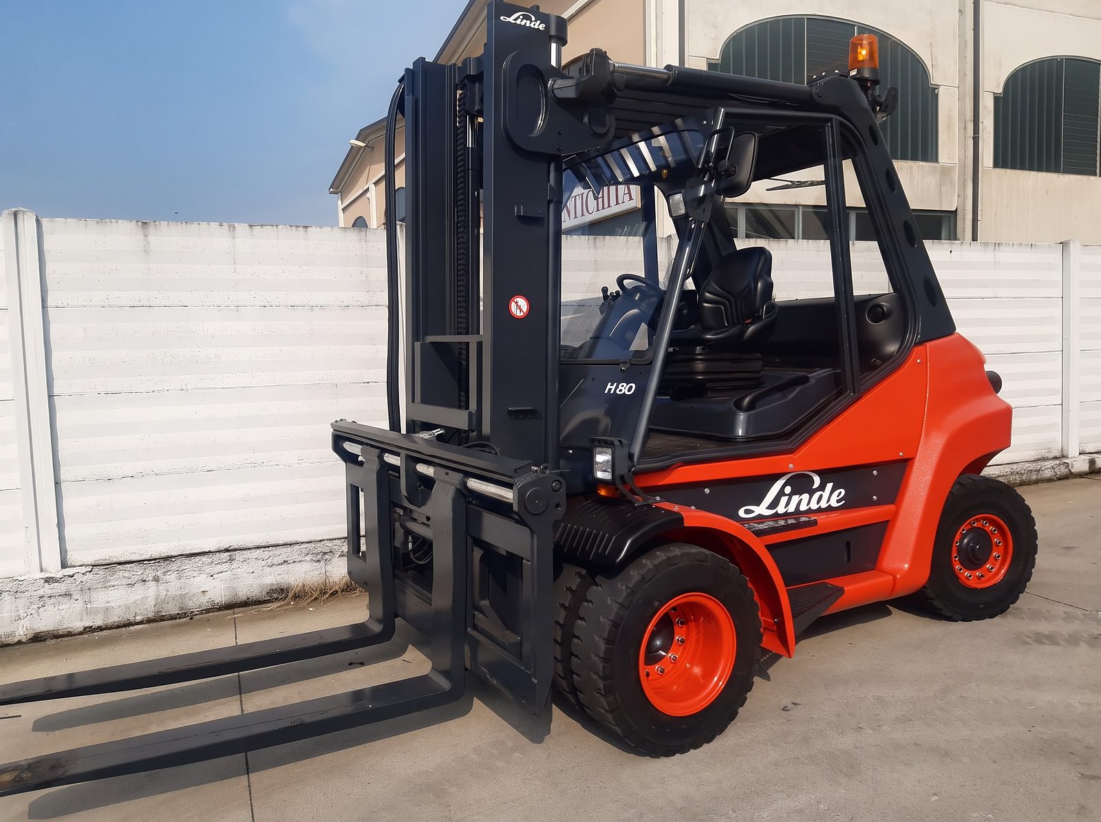 Carrello elevatore diesel Linde di grande portata sul piazzale