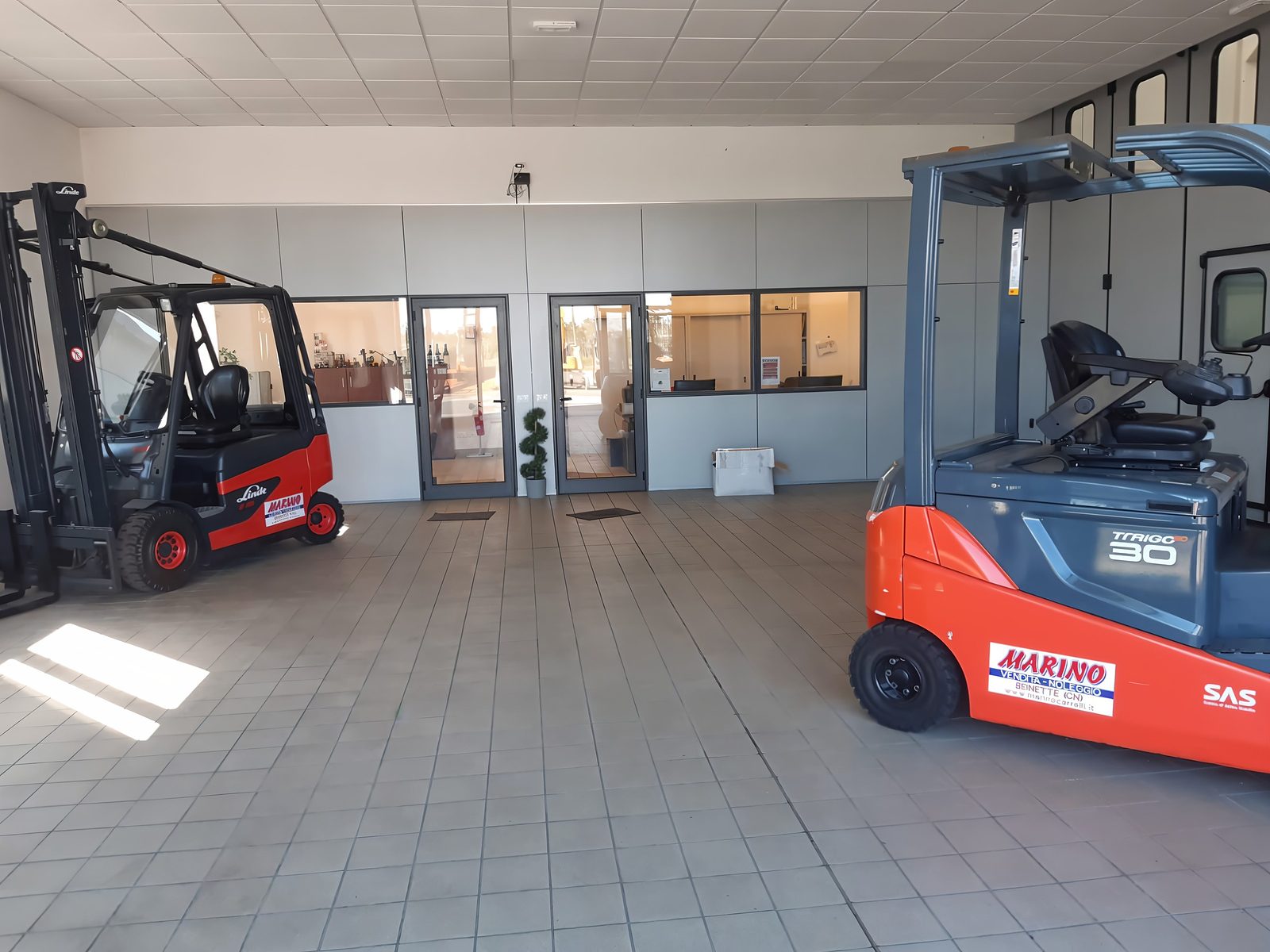 L'esposizione di Marino Carrelli con due carrelli elevatori davanti agli uffici