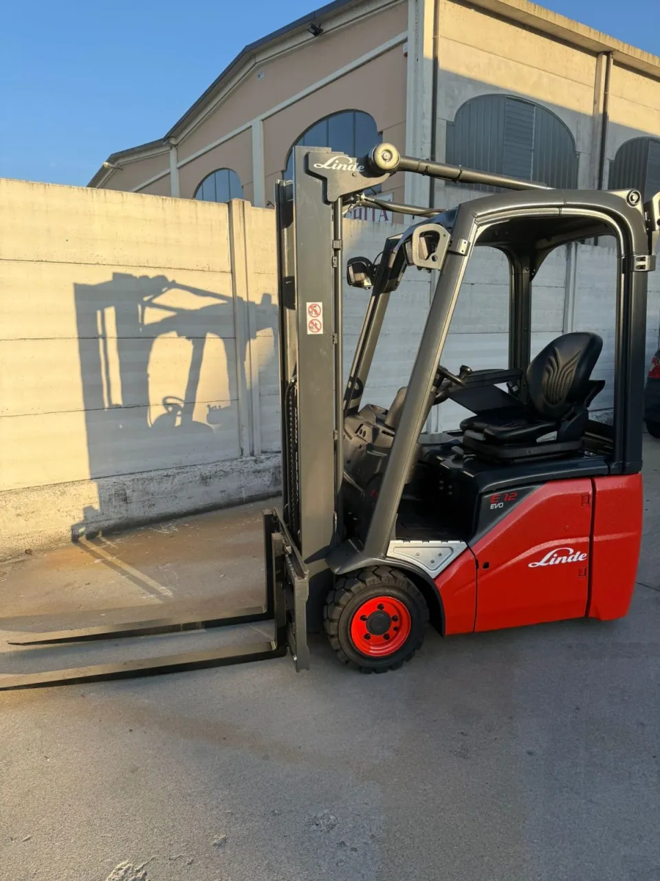 Carrello elevatore elettrico Linde E12-01